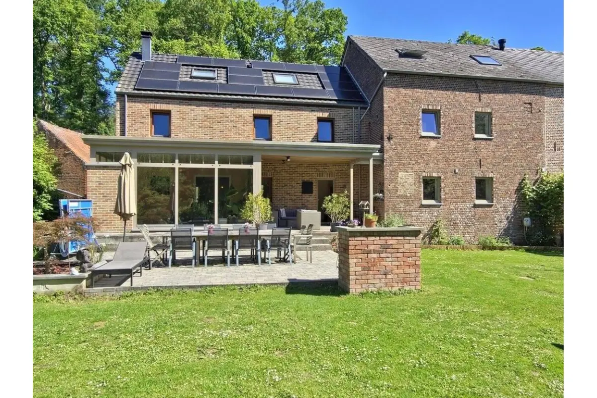 Huis te  koop in Biez 1390 779000.00€ 7 slaapkamers 420.00m² - Zoekertje 778070